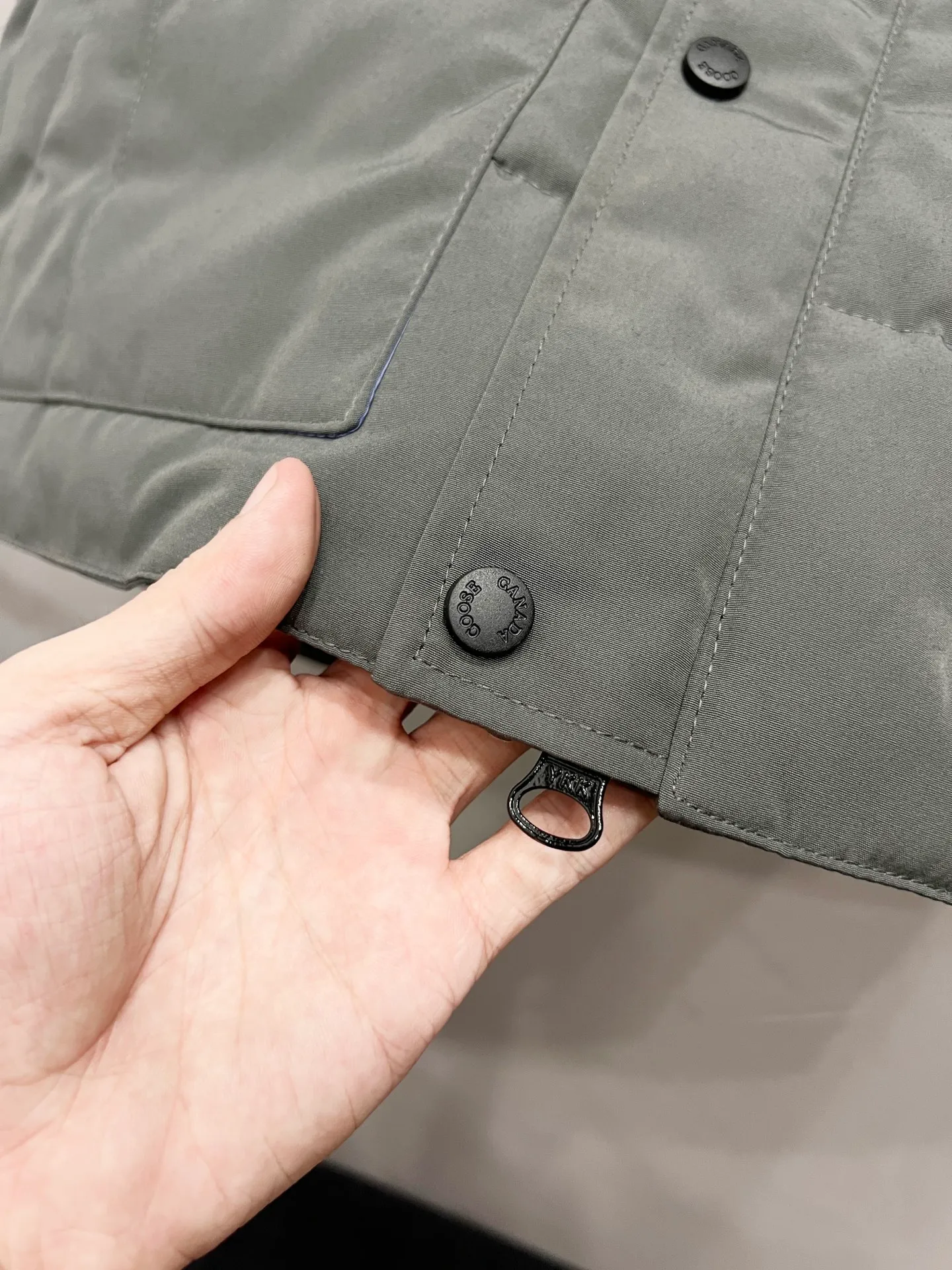 P330 model number: YC28 Canada goose/Canada Goose 4154M Freestyle Crew down vest, using international 50 down, genuine original clothing, pay attention to the version, YKK double zipper, velvet on the back collar, more warm, zippered hidden pocket on the inside, genuine mesh pockets on the inside. If you need to compare with the genuine product, check it out at any time. Accessories are all customized from the original factory. The fabric is molded and customized according to the original version. It can be restored by kneading it at will (fabric interpretation: the harder the fabric, the better the waterproof performance. Only those who buy the latest authentic version this year will notice the softness and comfort of the fabric. Soft fabrics are waterproof and have memory rebound function, which is the authentic fabric). The down is synchronized with genuine white duck down, fluffy and not clumps. The original version of Big Goose is white duck down. It is not the goose down boasted by the world's random copywriting. It can be verified through any official channel. Customized authentic YKK double zipper military-grade copper core zipper puller. High hardness and no jamming. The original smoothness is restored. The workmanship and wiring are all controlled by workers with more than ten years of service. They must be horizontal and vertical. No crookedness. The inner wiring density is more sophisticated. Feel free to compare. Big goose label. Collar label. Washed label. Hangtag. Zipper rope. Pocket label. Collar velvet. Buttons. All details are updated simultaneously with the original version. The best version. A fighter in a world-famous vest. Compare to the entire network. Color: Black White Navy Blue Gray Gray Gray Label Size: S-XXL